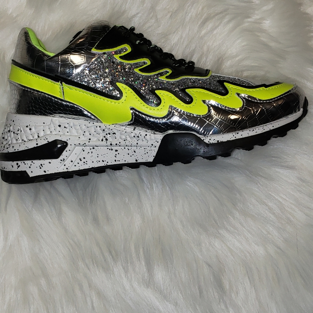 Tennis shoes